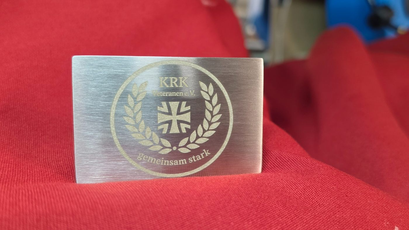 Metallene Gürtelschnalle mit Vereinswappen-Gravur