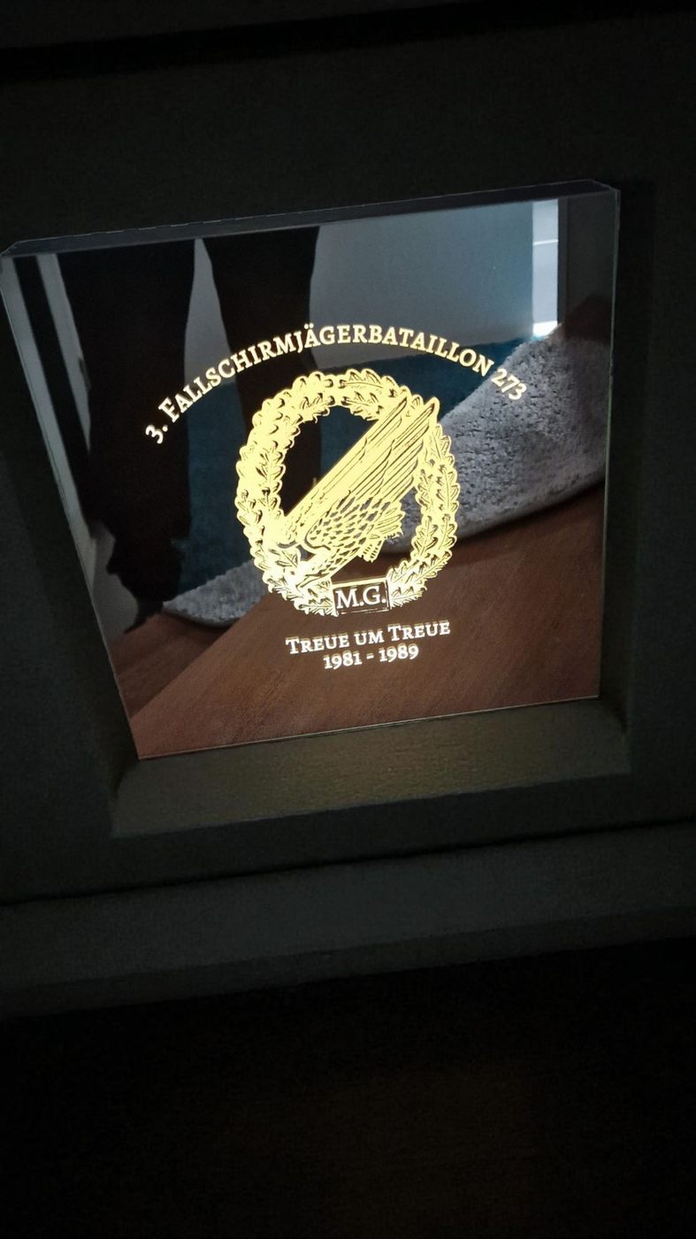 Glasplakette mit goldener Emblem-Gravur