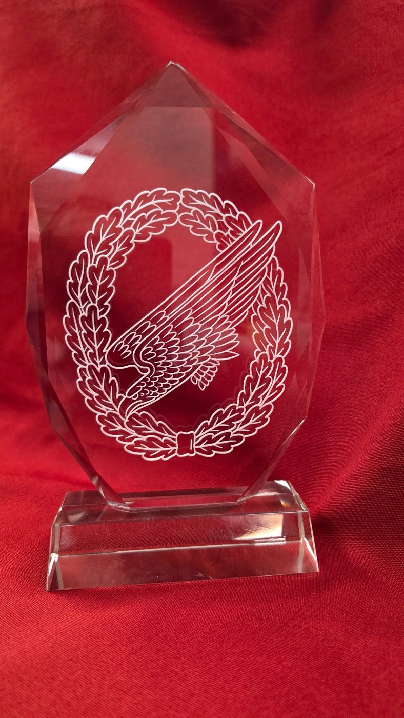 Achteckiger Kristallglas-Pokal mit Emblem-Gravur