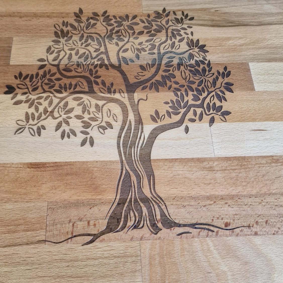 Filigrane Baum-Gravur in einem Holzbrett