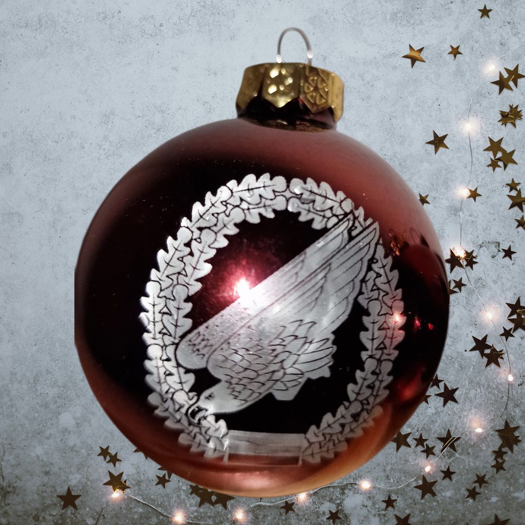 Weihnachtskugel mit graviertem Emblem und Lichterkette